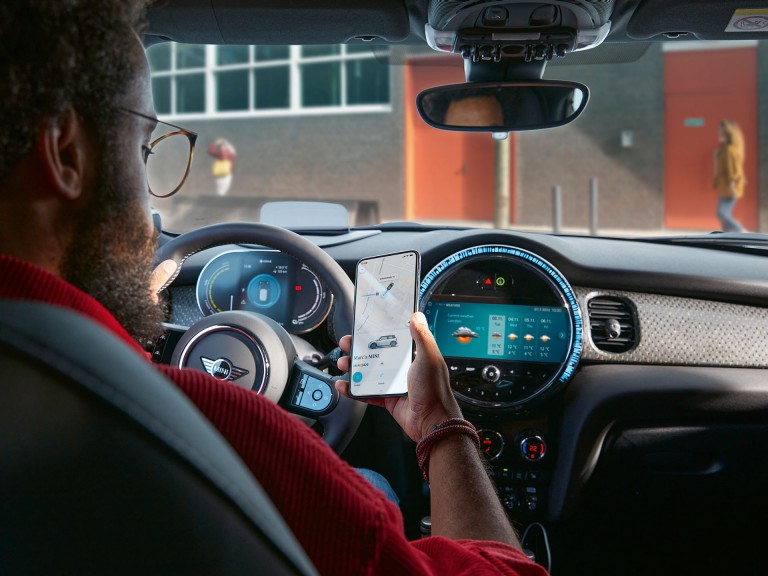 MINI Cooper SE de 3 puertas – tecnología del salpicadero – puesto de conducción