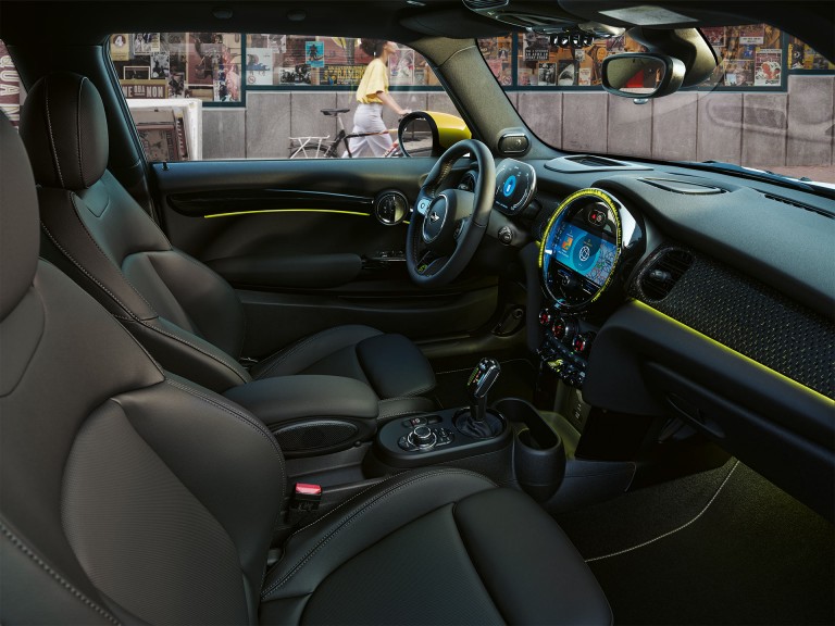MINI Cooper SE de 3 puertas – interior – iluminación ambiental